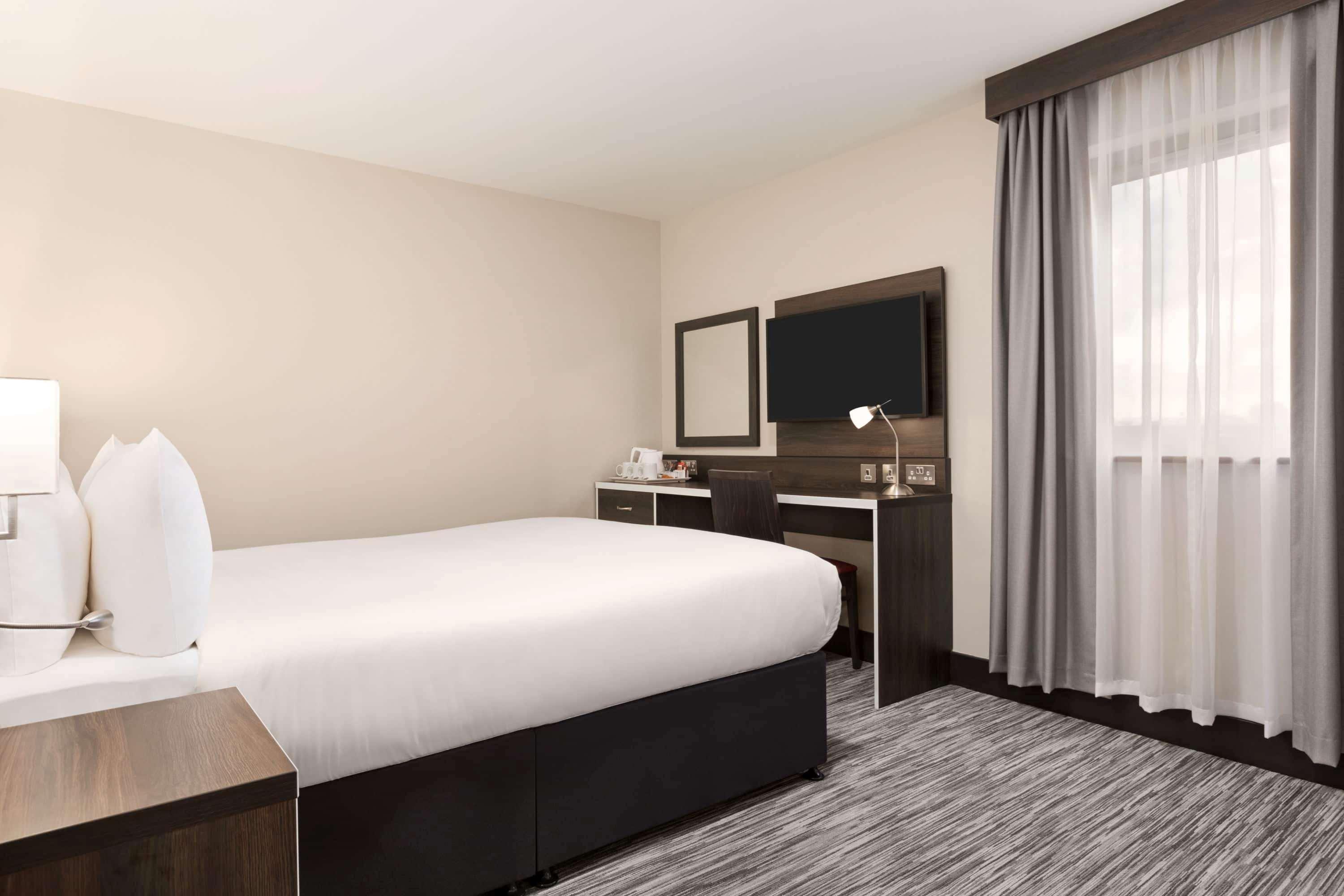 Ramada By Wyndham Cobham Hotell Cobham  Exteriör bild