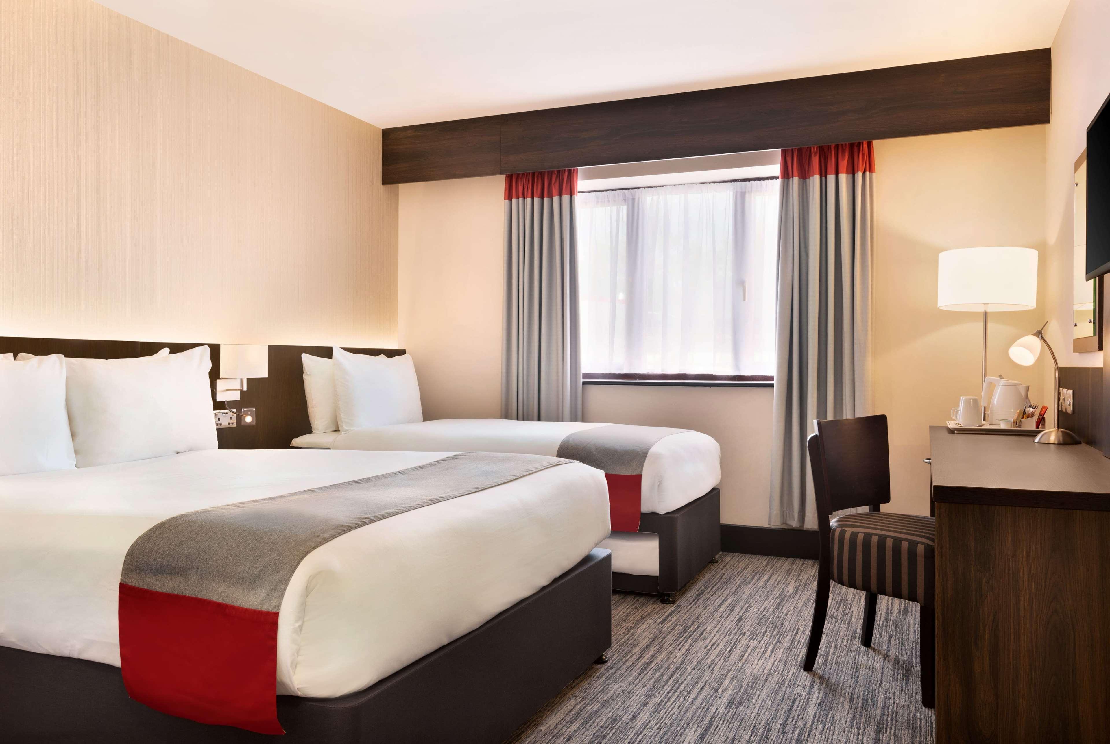 Ramada By Wyndham Cobham Hotell Cobham  Exteriör bild