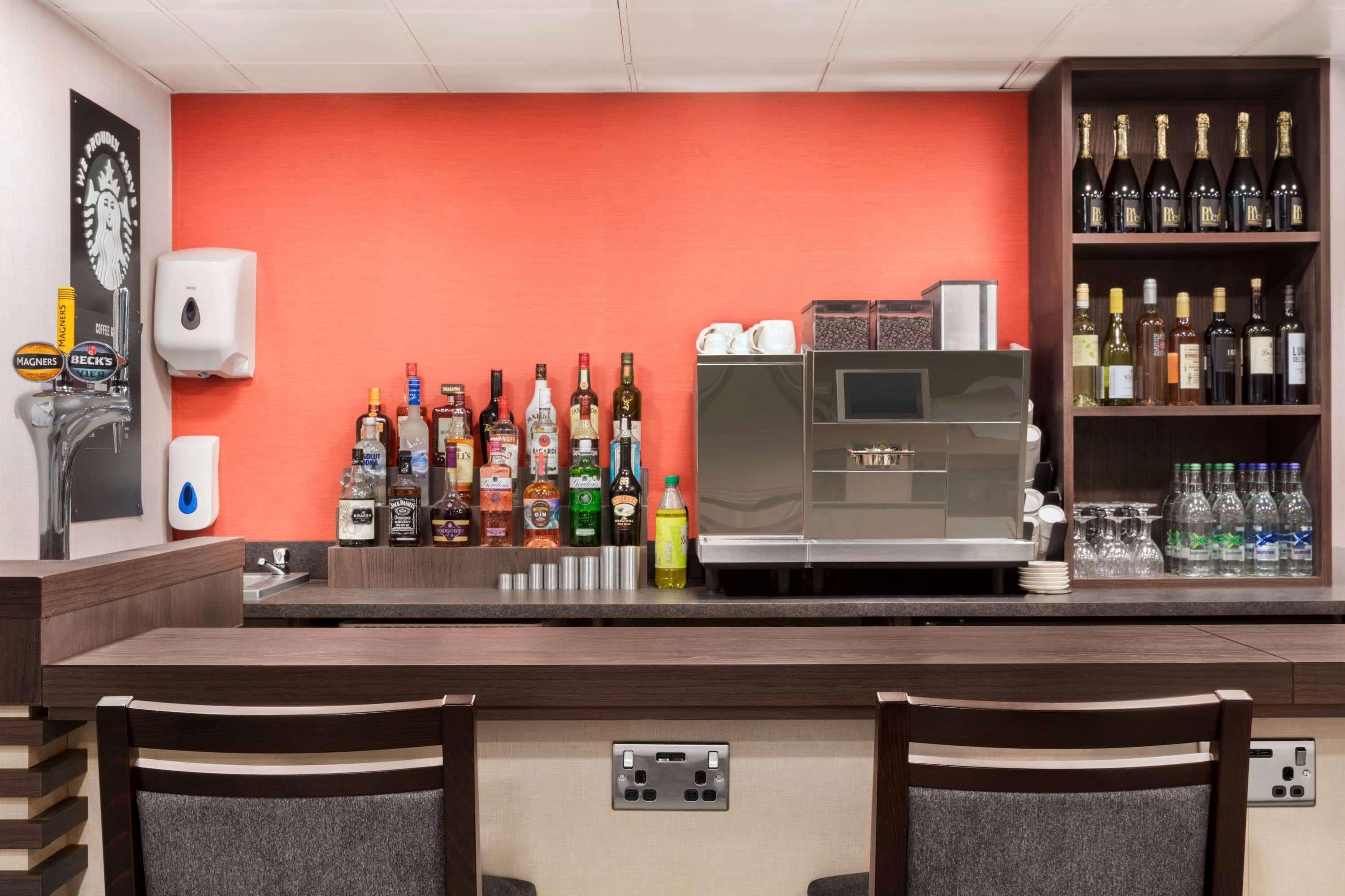 Ramada By Wyndham Cobham Hotell Cobham  Exteriör bild