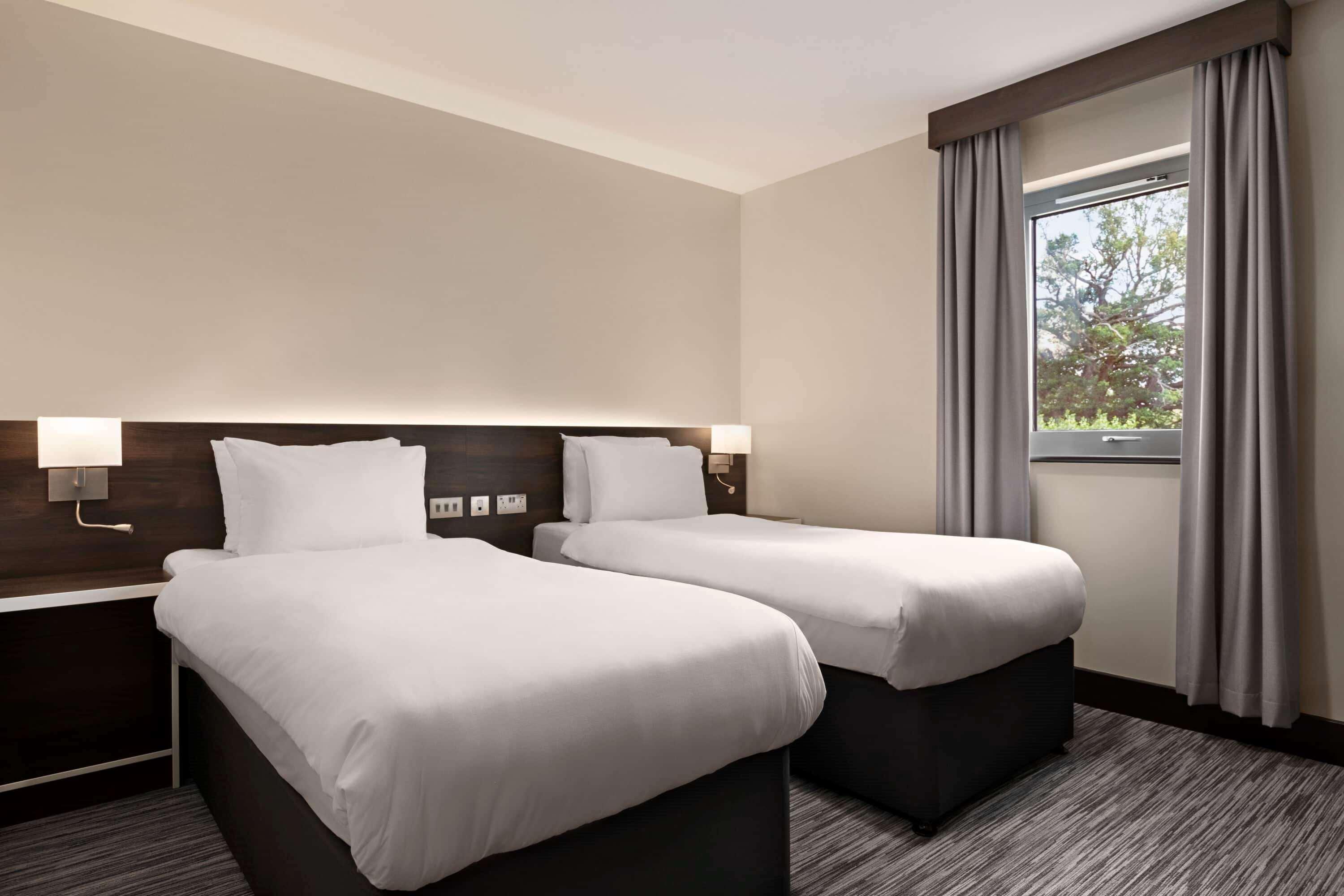 Ramada By Wyndham Cobham Hotell Cobham  Exteriör bild