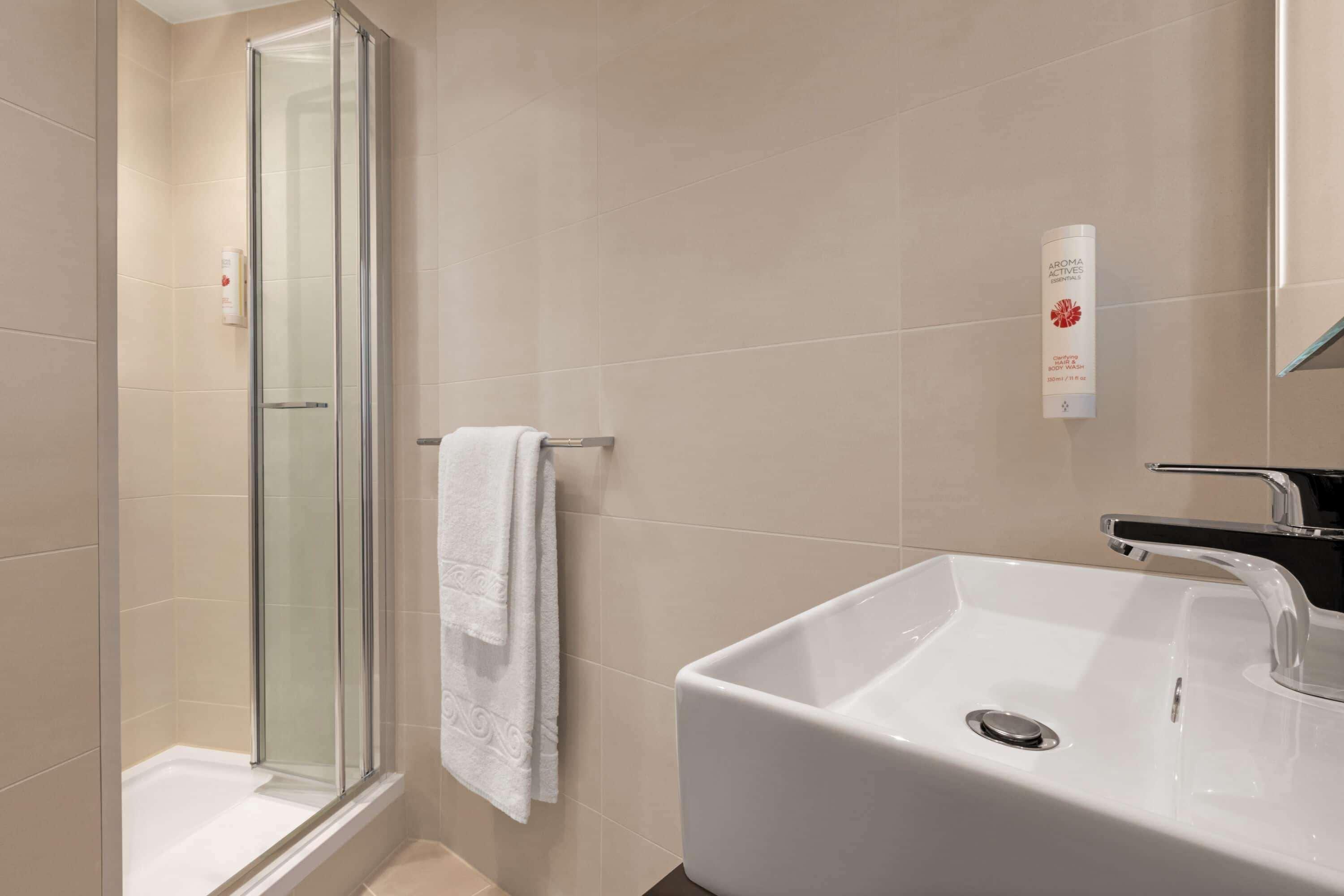 Ramada By Wyndham Cobham Hotell Cobham  Exteriör bild