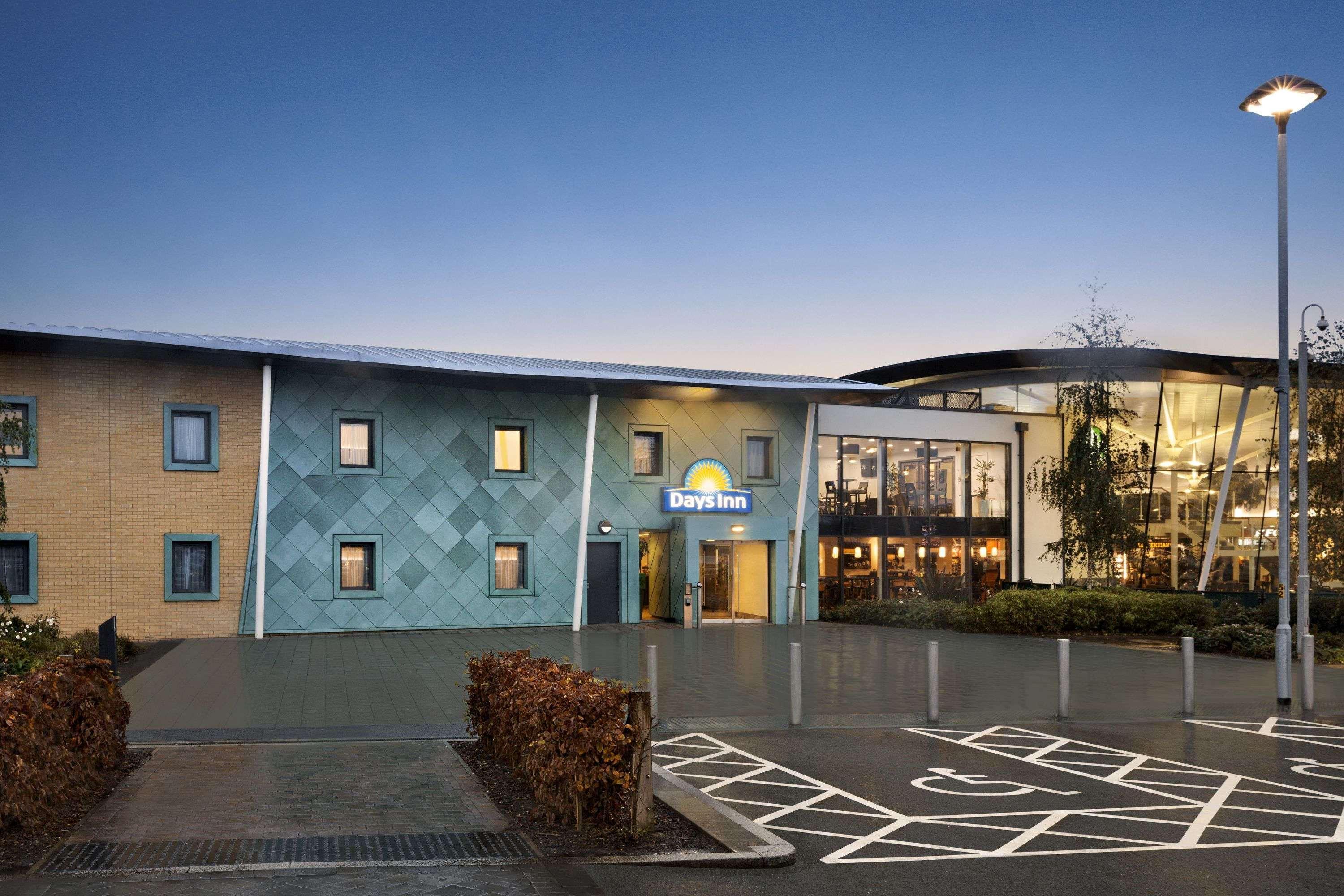 Ramada By Wyndham Cobham Hotell Cobham  Exteriör bild