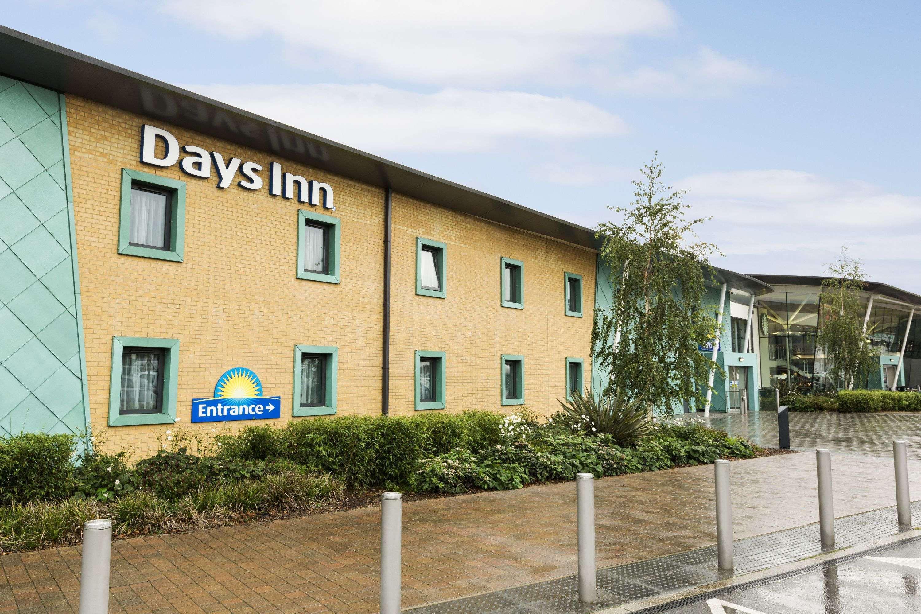 Ramada By Wyndham Cobham Hotell Cobham  Exteriör bild