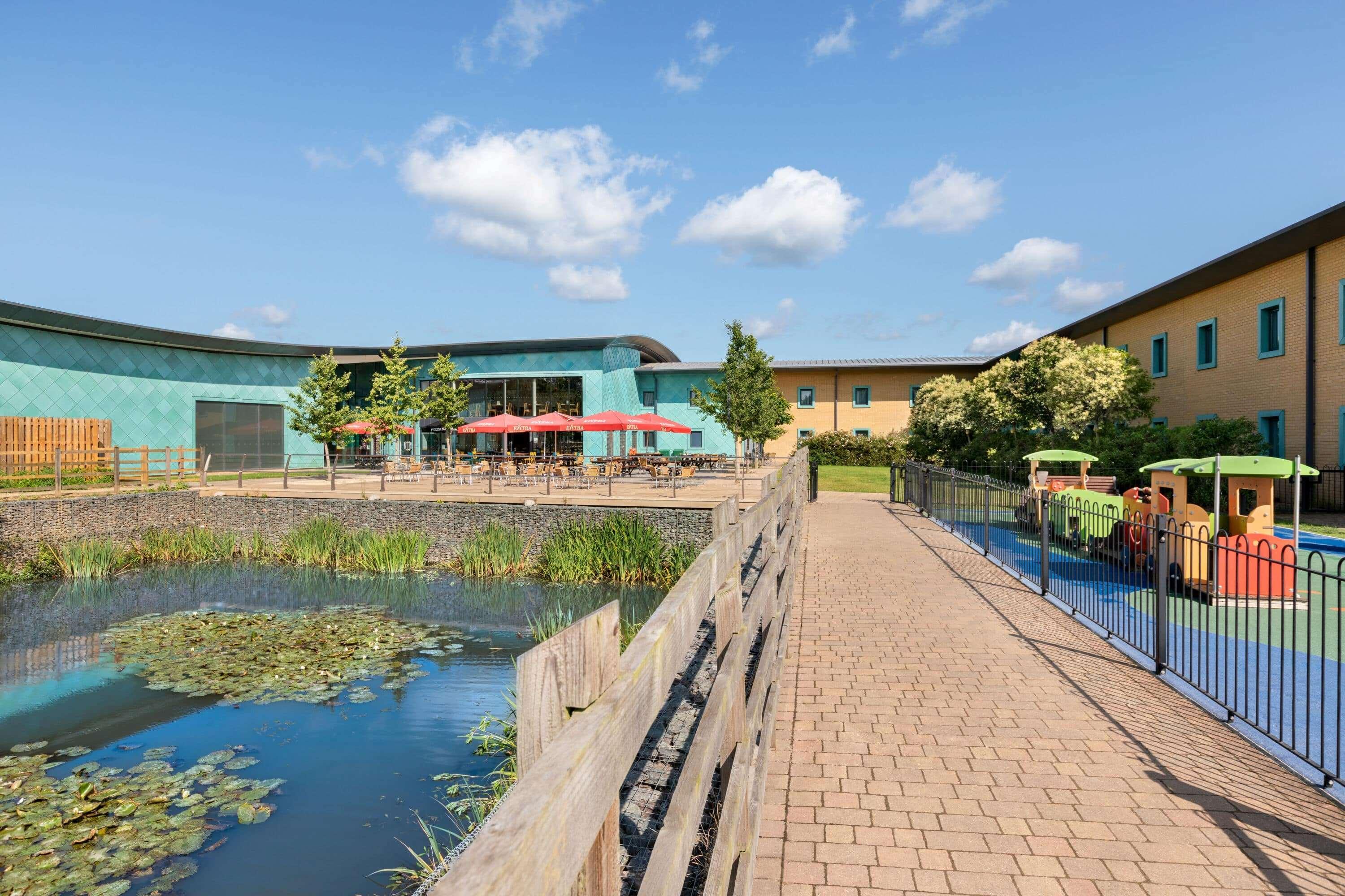 Ramada By Wyndham Cobham Hotell Cobham  Exteriör bild