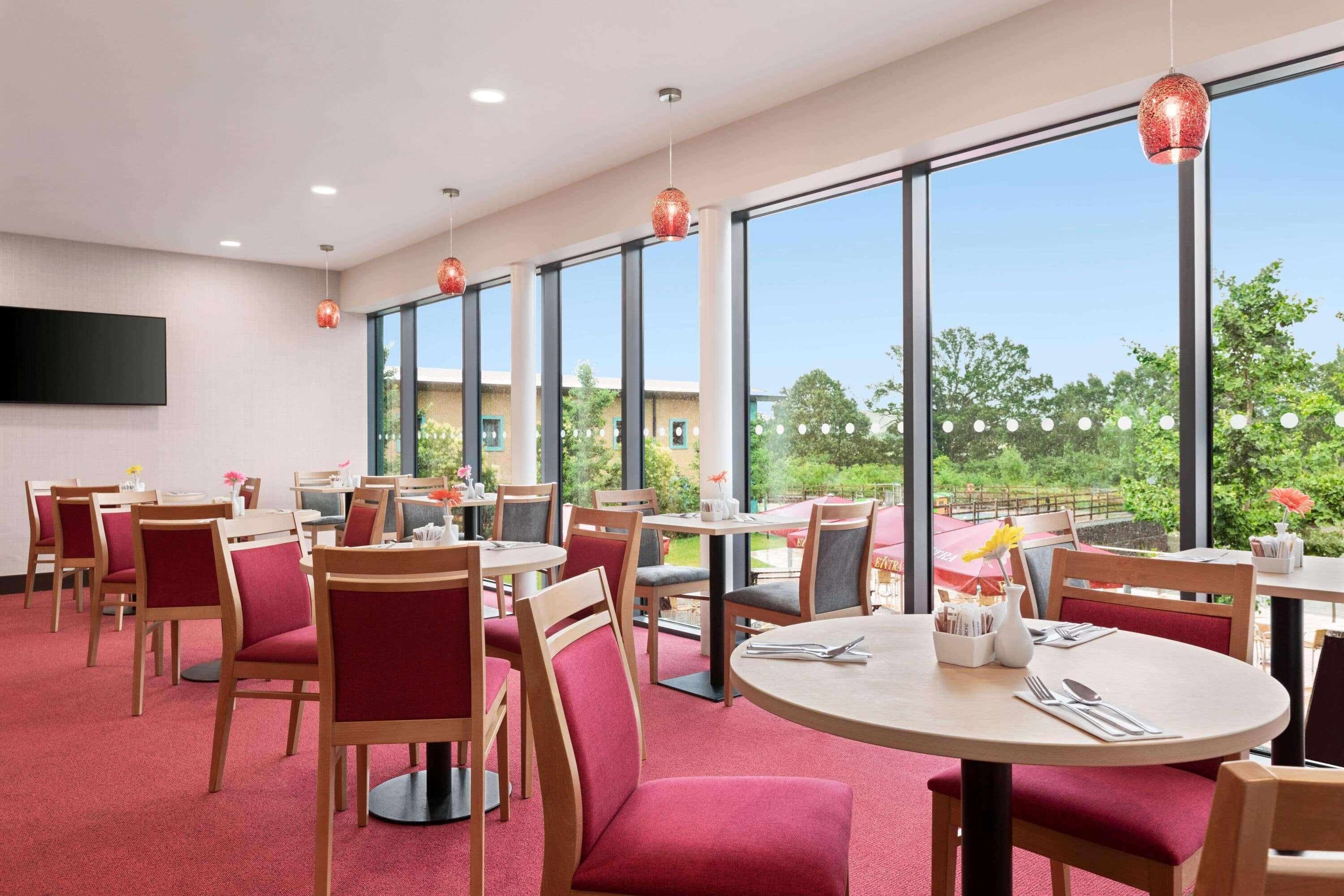 Ramada By Wyndham Cobham Hotell Cobham  Exteriör bild
