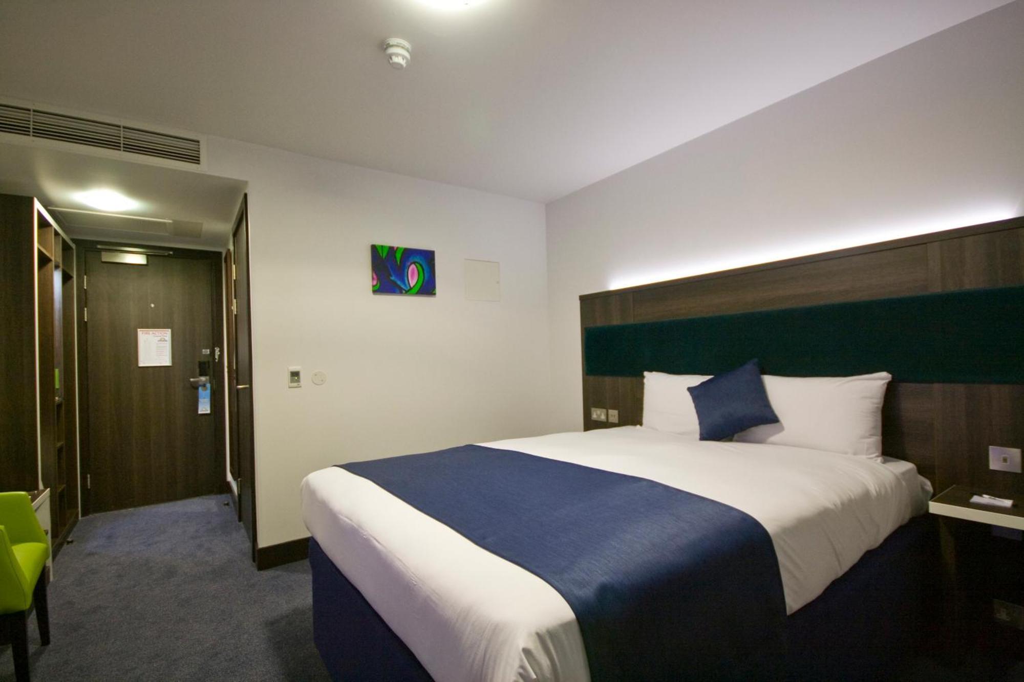 Ramada By Wyndham Cobham Hotell Cobham  Exteriör bild