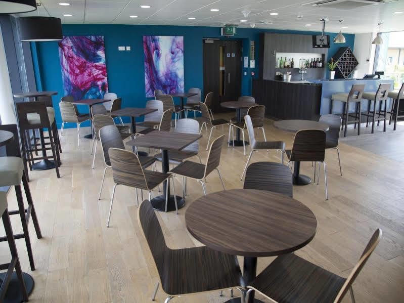 Ramada By Wyndham Cobham Hotell Cobham  Exteriör bild