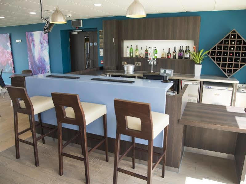 Ramada By Wyndham Cobham Hotell Cobham  Exteriör bild