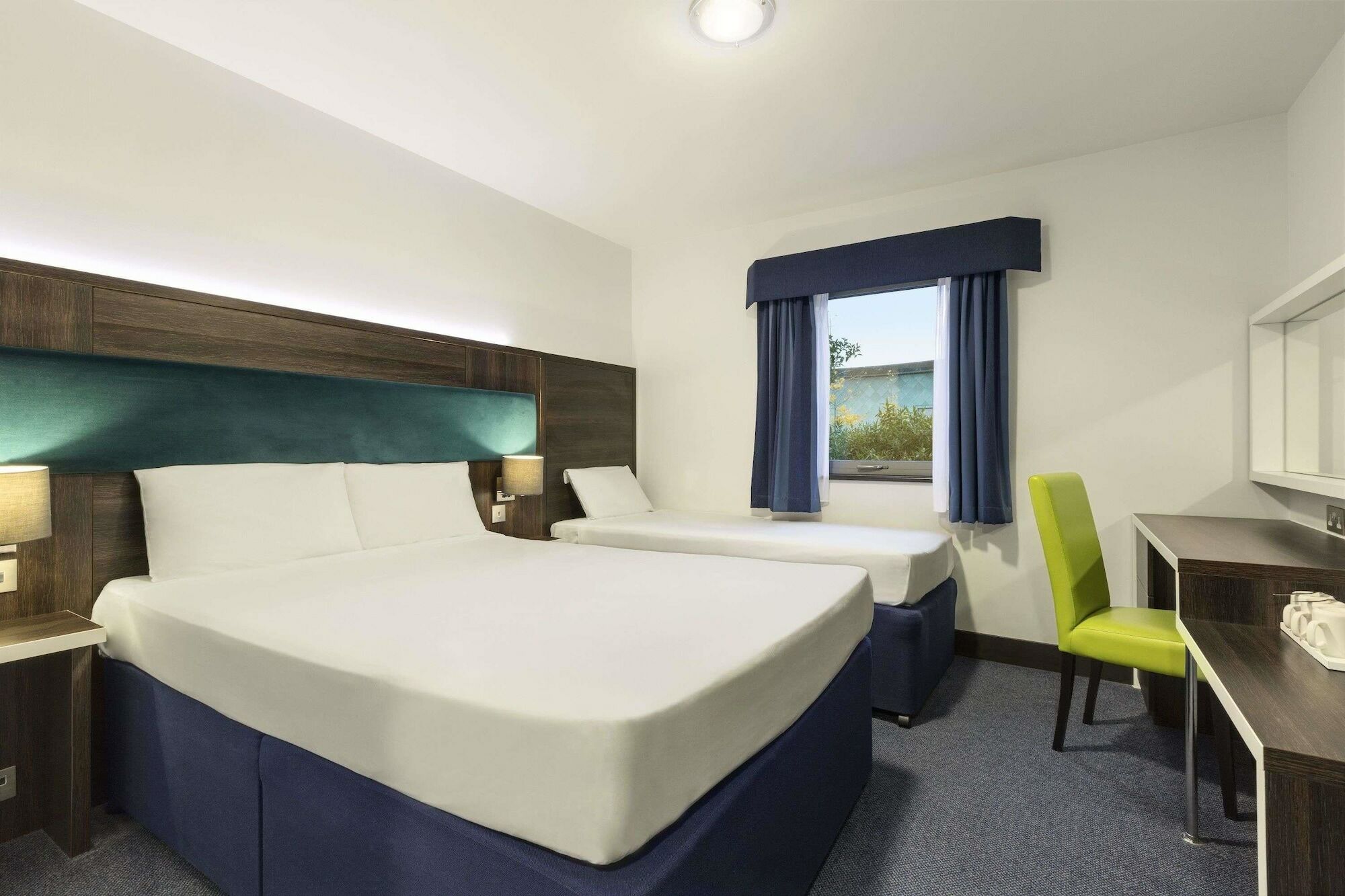 Ramada By Wyndham Cobham Hotell Cobham  Exteriör bild